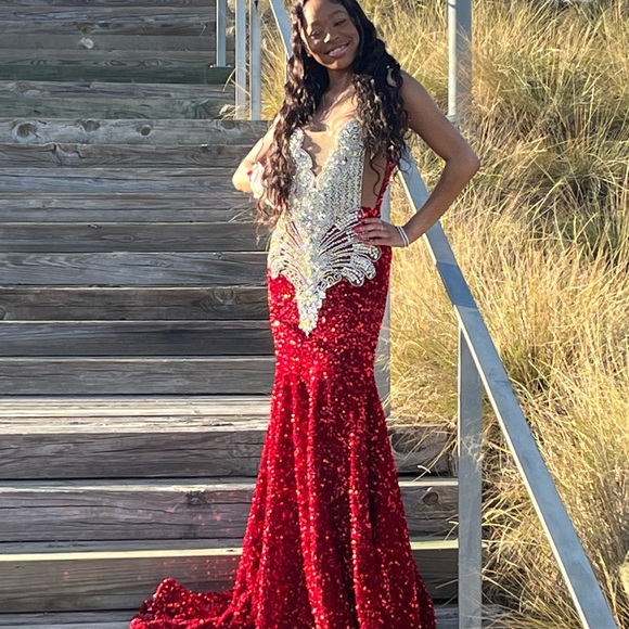 Elegant Red Sequin Evening Gown - Picture 2 of 3